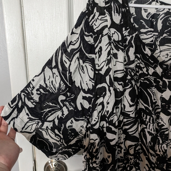Roaman's Gauzy 100% Rayon Black & White Floral Print Button Down Tunic Size 32W - Picture 4 of 7